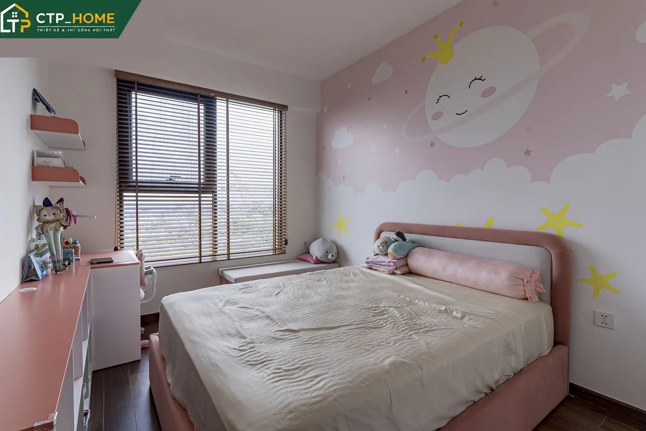 Phòng làm việc tại chung cư Akari với bàn lớn và tủ sách