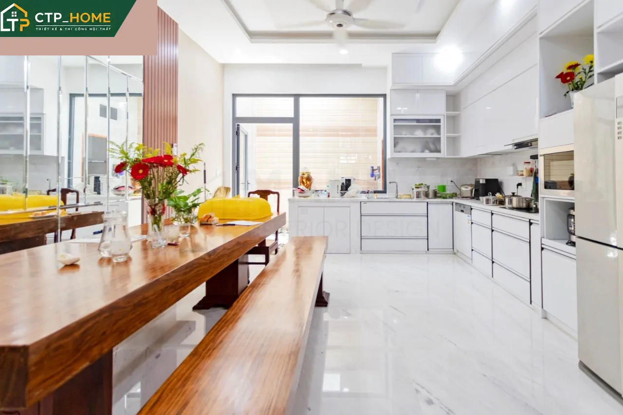 Cầu thang và khu vực sinh hoạt phụ nhà phố Anh Hùng