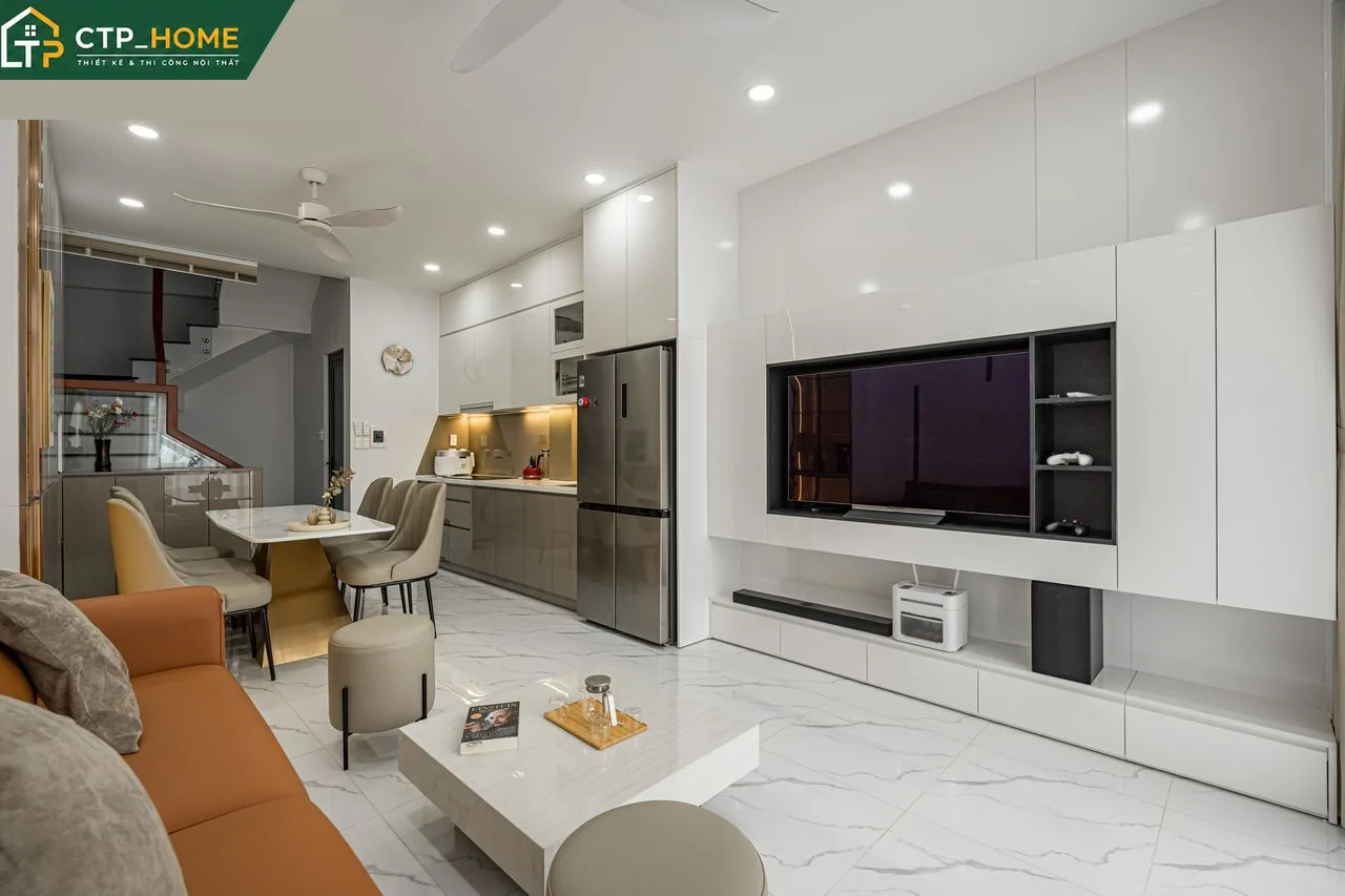 Cầu thang nhà phố Minh Phụng thiết kế với lan can kính