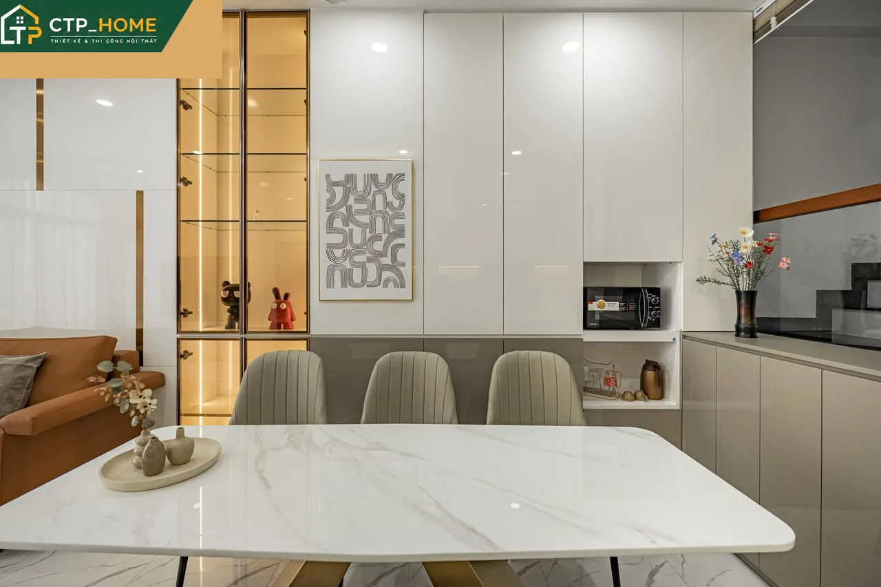 Phòng ngủ master nhà phố Minh Phụng với tủ quần áo walk-in closet