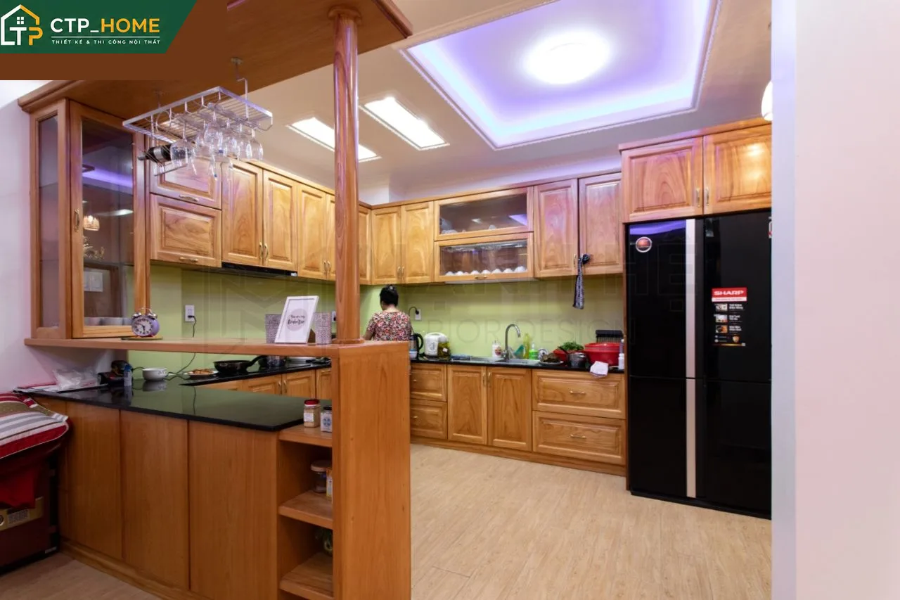Phòng bếp nhà phố thiết kế hiện đại với tủ bếp cao cấp